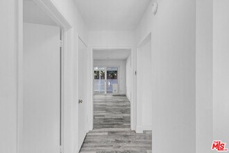 13536 Hamlin St in Los Angeles, CA - Building Photo - Building Photo