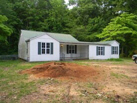 2000 Oxnard Rd in Athens, TN - Building Photo