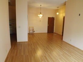 8324 Regents Rd, Unit 1 MS. BDR. in 2 PRIVATE BEDROOMS CONDO in San Diego, CA - Building Photo