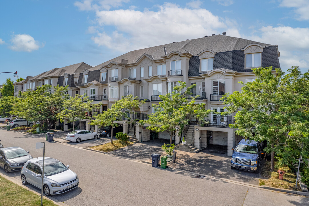 David Dunlap Cir in Toronto, ON - Building Photo