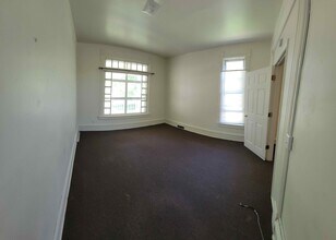 915 W Highland St, Unit Lower in Whitewater, WI - Foto de edificio - Building Photo