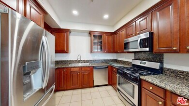 14242 Burbank Blvd in Los Angeles, CA - Building Photo - Building Photo