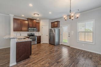 106 Lynn Dr in Bryan, TX - Foto de edificio - Building Photo
