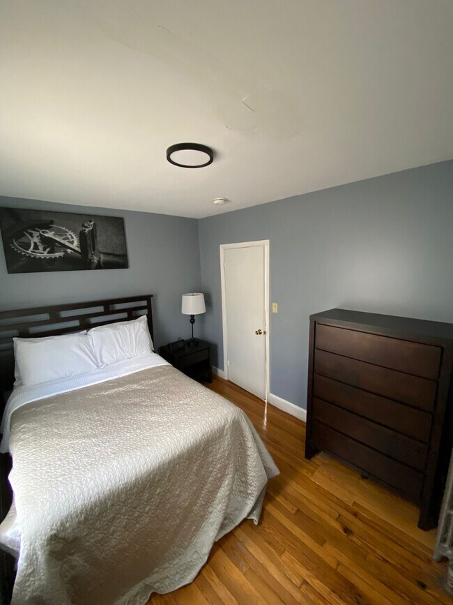 40 Rockdale St, Unit 1 in Boston, MA - Foto de edificio - Building Photo