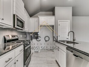 4512 Oasis Ln in Yukon, OK - Building Photo - Building Photo