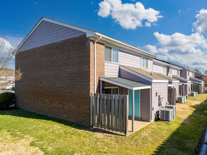 Gateway Townhomes in Hampton, VA - Foto de edificio - Building Photo