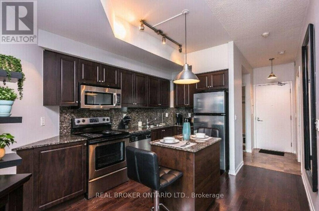 1411-215-215 Fort York Blvd in Toronto, ON - Building Photo