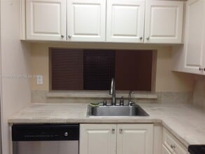 11790 SW 18th St in Miami, FL - Foto de edificio - Building Photo