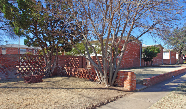 River Oaks Villa in Lubbock, TX - Building Photo - Building Photo