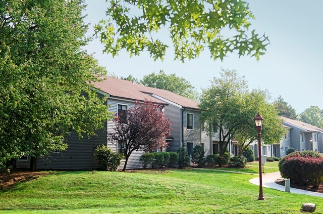 Forest Glen Apartments and Townhomes in Highland Park, NJ - Building Photo