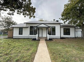203 Fount St in Pleasanton, TX - Building Photo