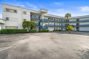 200 Waterway Dr S in Lantana, FL - Building Photo