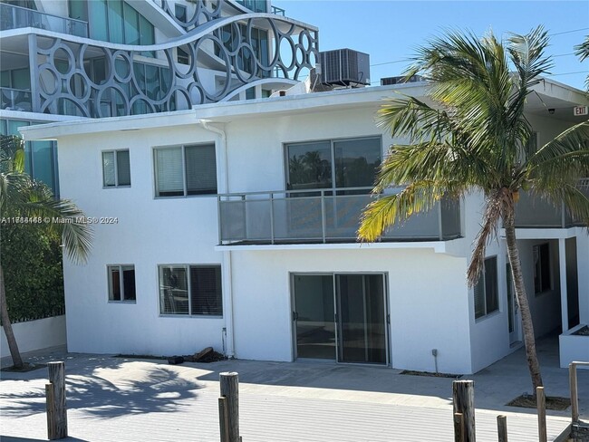 8435 Crespi Blvd in Miami Beach, FL - Building Photo - Building Photo