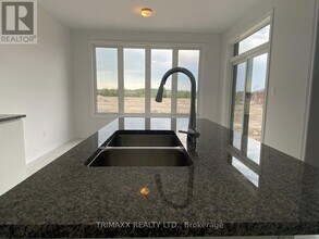 22 Kingsbury Trl in Barrie, ON - Building Photo - Building Photo