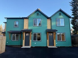 413 SE Yew Ln in Bend, OR - Building Photo