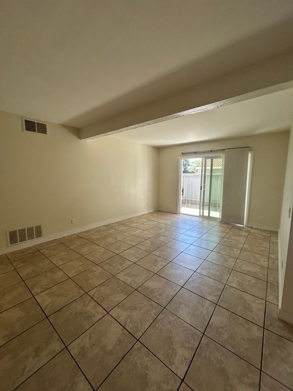 1300 Saratoga Ave in Ventura, CA - Foto de edificio - Building Photo