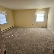 210 S 9th St in Lindenhurst, NY - Building Photo - Building Photo