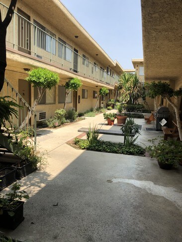 318 W Chevy Chase Dr in Glendale, CA - Foto de edificio - Building Photo