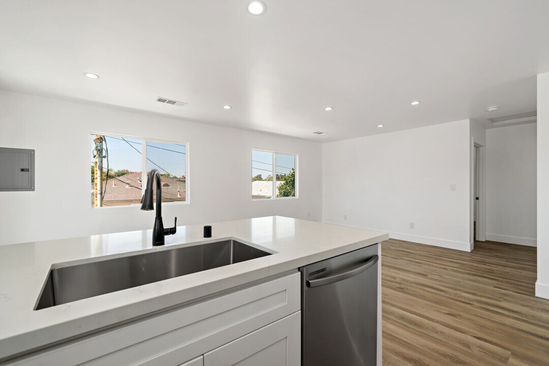 4723 Albury Ave-Unit -4725-02 in Lakewood, CA - Building Photo