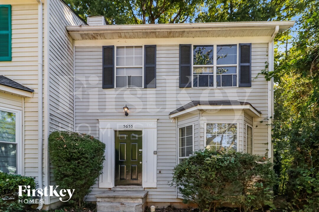 5655 Stonington Trace Pkwy in Stone Mountain, GA - Foto de edificio