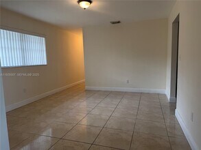 6083 W Flagler St in Miami, FL - Building Photo - Building Photo