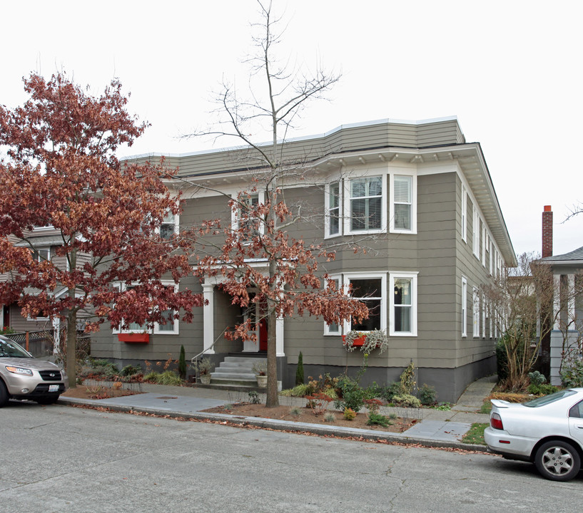 Dayton Apartments in Seattle, WA - Building Photo