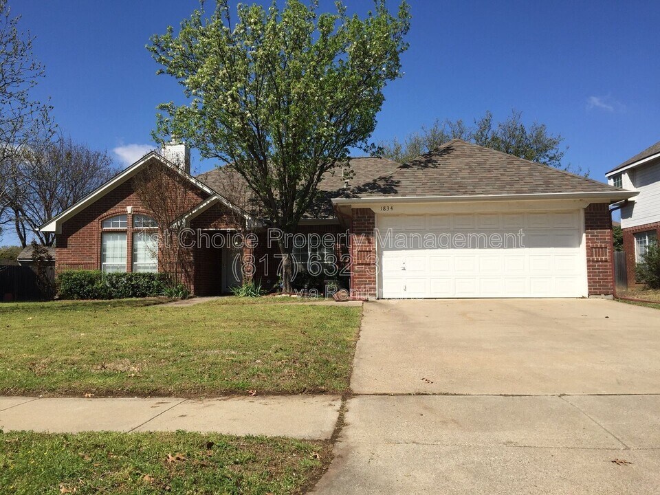 1834 Meadow Crest Dr in Grapevine, TX - Building Photo