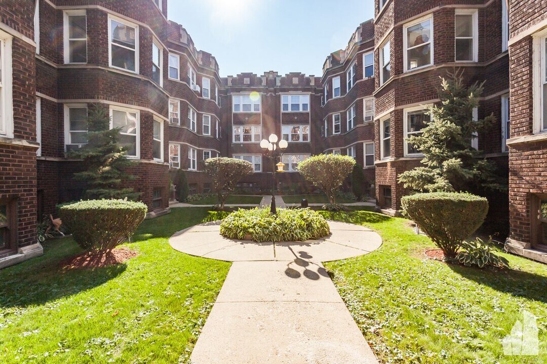 813 W Cornelia Ave, Unit 2S in Chicago, IL - Building Photo