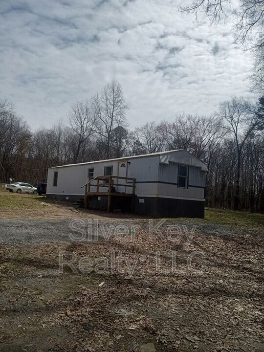 138 Co Rd 162 in Niota, TN - Building Photo