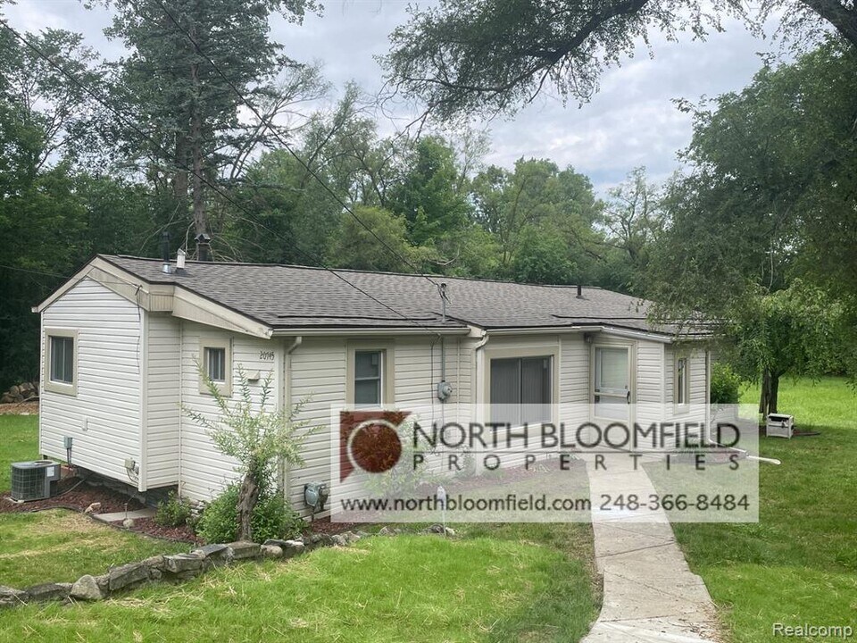 20745 Cass St in Farmington Hills, MI - Building Photo