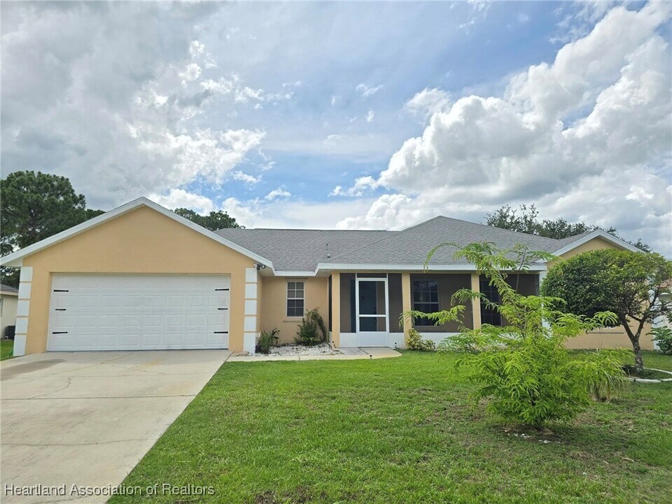 33115 Grand Prix Dr in Sebring, FL - Building Photo