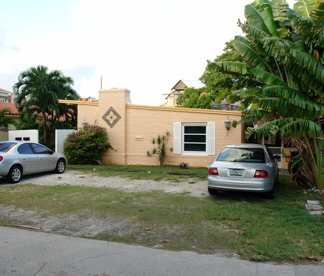 1111 N Victoria Park Rd in Fort Lauderdale, FL - Building Photo - Building Photo