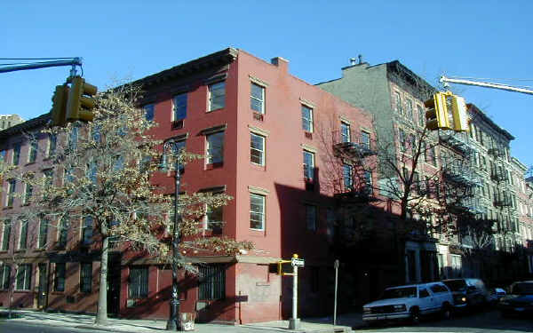 285 W 11th St in New York, NY - Building Photo