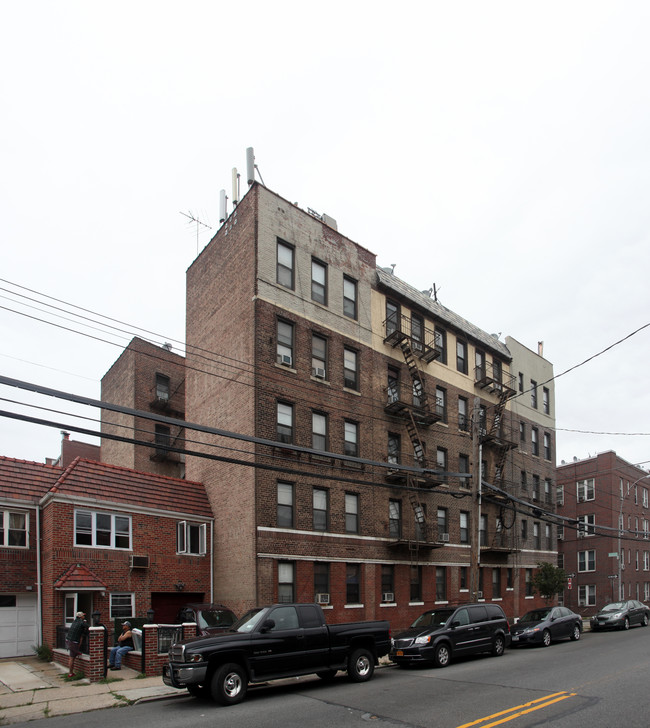 41-42 66th St in Woodside, NY - Foto de edificio - Building Photo