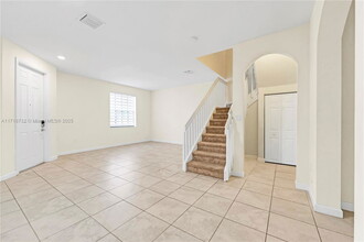 3268 W 92nd Pl in Hialeah, FL - Foto de edificio - Building Photo