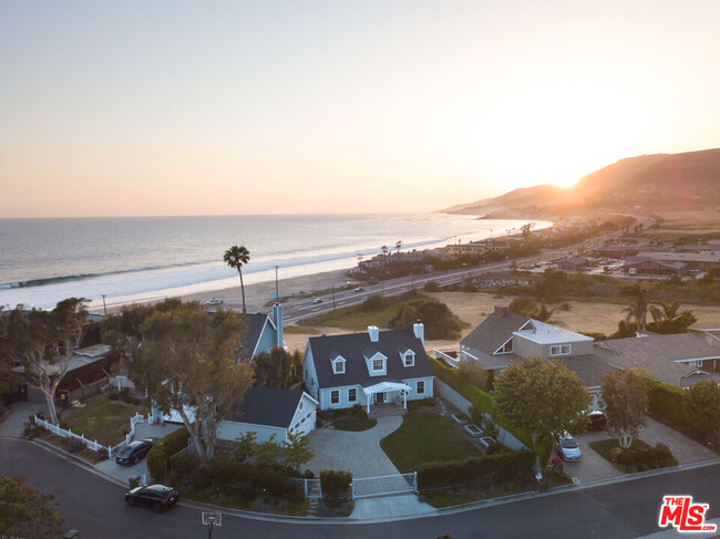 6447 Surfside Way in Malibu, CA - Building Photo - Building Photo