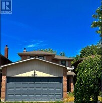 393 Pickering Crescent in Newmarket, ON - Building Photo