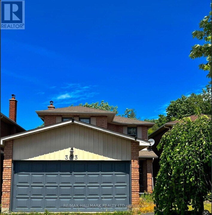 393 Pickering Crescent in Newmarket, ON - Building Photo