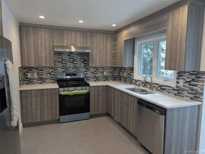 62 Forest Row in Great Neck, NY - Building Photo - Building Photo