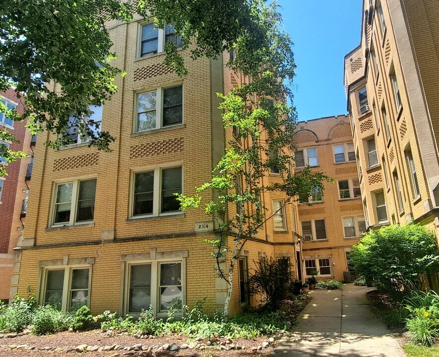 8014 Kilpatrick Ave in Skokie, IL - Foto de edificio