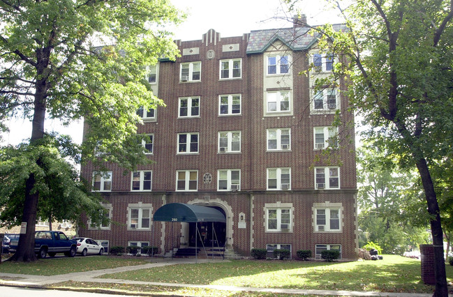 Royal Park Apartments in Elizabeth, NJ - Foto de edificio - Building Photo