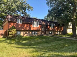 1407 Bridge Ave, Unit #1 in Davenport, IA - Foto de edificio - Building Photo