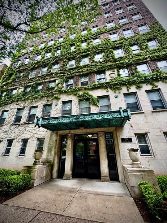 Marshall Hall Apartments in Milwaukee, WI - Building Photo