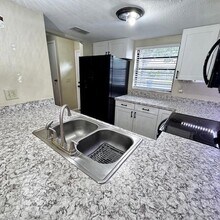 10128 Lake Oak Cir in Tampa, FL - Building Photo - Building Photo