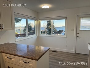 1051 Parker St in White Rock, BC - Building Photo - Building Photo