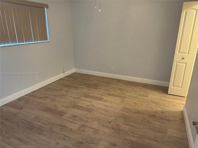 3571 Inverrary Dr in Lauderhill, FL - Foto de edificio - Building Photo