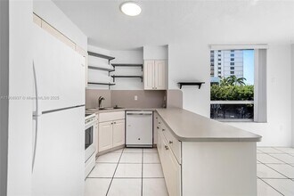 2642 Collins Ave in Miami Beach, FL - Building Photo - Building Photo
