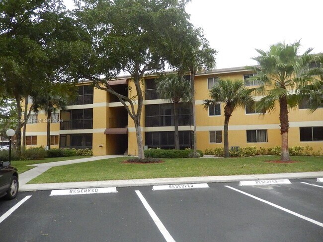 3017 N Oakland Forest Dr in Oakland Park, FL - Building Photo - Building Photo