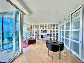 601 NE 36th St, Unit 1403 in Miami, FL - Foto de edificio - Building Photo