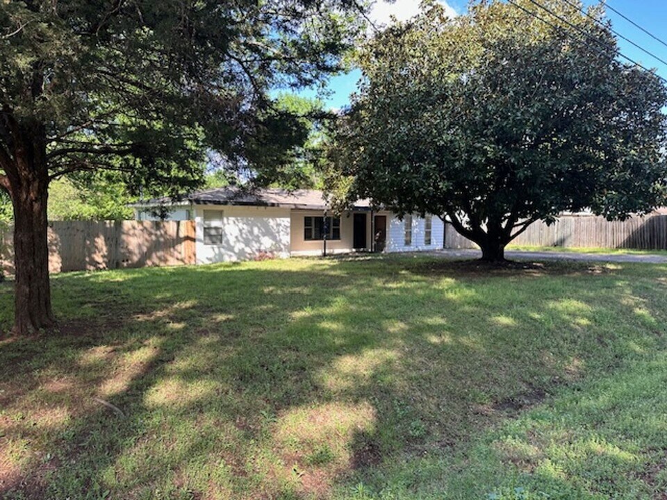911 Cherokee St in Longview, TX - Building Photo